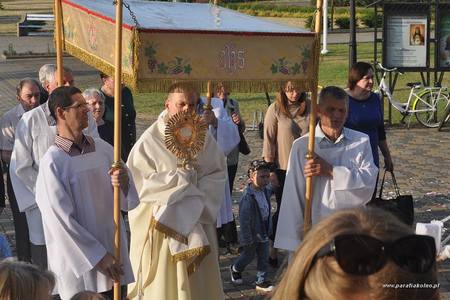 77 Procesja eucharystyczna.jpg